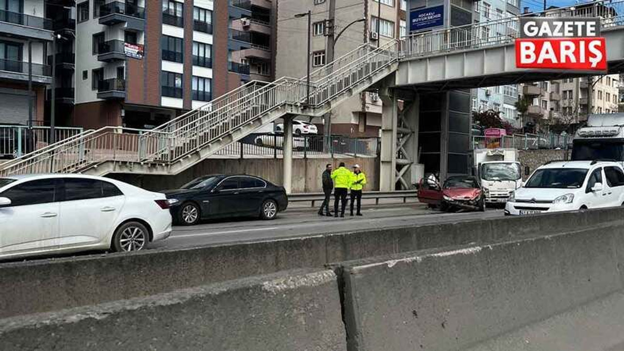 İzmit D-100’de araçlar birbirine girdi trafik kilitlendi!