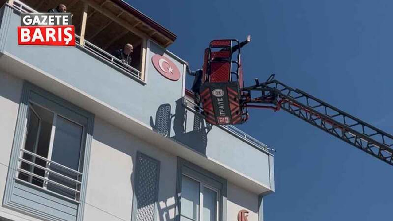 Kocaeli'de kaplama yapmak için çatıya çıkan usta, mahsur kaldı!