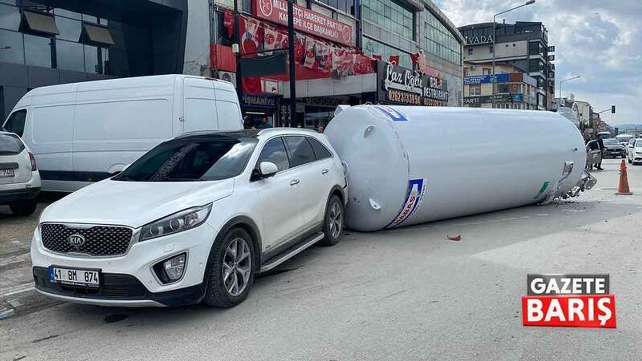 Kocaeli'de gaz tankeri yola devrildi!