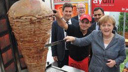 Tavuk döner yerine bakın ne yiyoruz..!