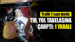 TIR, yol tabelasına çarptı: 1 yaralı