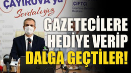 Gazetecilere hediye verip dalga geçtiler!
