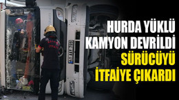 Hurda yüklü kamyon devrildi, sürücüyü itfaiye çıkardı
