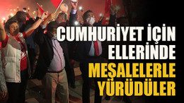 Cumhuriyet için ellerinde meşalelerle yürüdüler