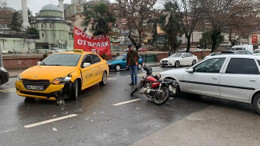 Motosiklet iki otomobille çarpıştı!