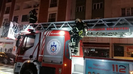 8 katlı binanın çatısında yangın çıktı