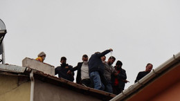 Sinir krizi geçirdi, çatıya çıktı!
