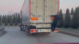 Bedava yolculuk için asıldığı tırdan inmek için soğuk terler döktü