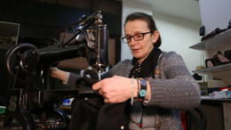 Eskiyen ayakkabı ve çantalar yenilemek için diş teknisyenliğini bıraktı