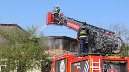 2 katlı binanın çatı katı alevlere teslim oldu