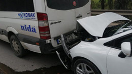 Otomobil, servis minibüsüne çarptı