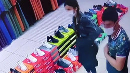 500 liralık ayakkabıyı hırkanın içine saklayıp çaldılar