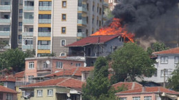 Ev yangını kısa sürede büyüdü!