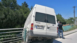 Dereye uçacakken bariyere asılı kaldı