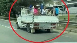 Çocukların kamyonet kasasındaki tehlikeli yolculukları yürekleri ağza getirdi