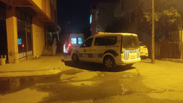 Hastaneye gitmek istemeyen yaşlı kadın bıçak çekip çocuklarını rehin aldı