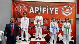 İzmitli karateciler şampiyonada 27 madalya aldı
