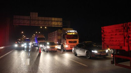 TEM’de kamyonet lastiği patlayan kamyona ok gibi saplandı: 1 ölü