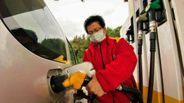 Bu benzinliğe giren gördüğü manzara karşısında şaşkına dönüyor