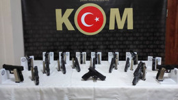 Otomobilden 20 ruhsatsız tabanca çıktı