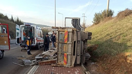Kamyonet devrildi, sürücü araçta sıkıştı!