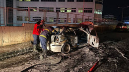 Yangını fark edip otomobilden inen 4 kişilik aile ölümden döndü