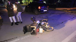 Motosiklet ile otomobil çarpıştı!