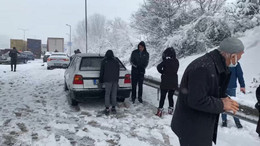 TEM Otoyolu’nda çok sayıda araç birbirine girdi