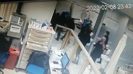 Hasta yakınları hastane personellerini feci şekilde darp etti!