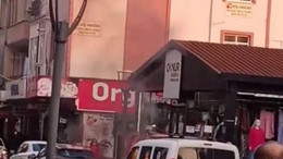 Karakolun önündeki polis otosunu yaktı