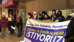 Kadınlar taciz iddiaları için CHP önünde toplandı
