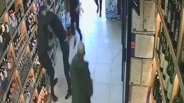 Korkuyla sığındığı iş yerinde defalarca bıçaklandı! O anlar kamerada
