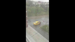 Ücrete itiraz eden kadını darp edip yere fırlattı