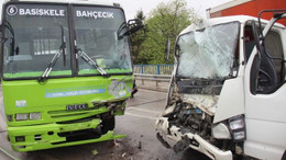 Kamyonetle halk otobüsü kafa kafaya çarpıştı: Yaralılar var!
