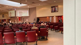Ünlü gazeteci boş koltuklara konuştu İki dernek bir belediye salon dolduramadı!