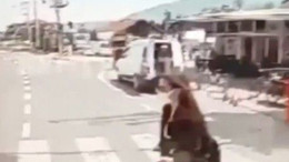 Aracın çarptığı kadın ALDIRMADAN YOLUNA DEVAM ETTİ