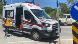 Vakaya giden ambulans otomobille çarpıştı!
