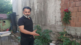 Bahçede 2 metrelik yılanla karşılaştılar!