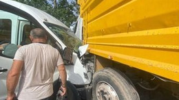 Kocaeli’de işçi servisi ile kamyon çarpıştı: Yaralılar var!