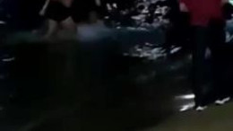Gece denize girdi boğulmaktan son anda kurtarıldı