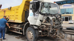 Kocaeli'de 3 araç birbirine girdi: 4 YARALI