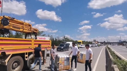Kimyasal sıvı dolu tanklar tırdan yola düştü