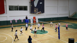 Voleybol müsabakasında meme kanserine dikkat çektiler