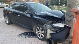 Önce otomobile sonra direğe çarptı: 2 yaralı