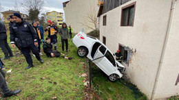 Otomobil önce binanın duvarına çarptı, sonra bahçeye düştü, yaralılar var!