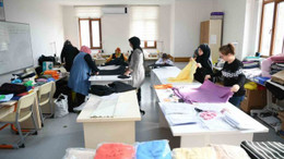 Depremzedeler için battaniye ve eşofman takımı üretiyorlar