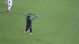 Sahaya atlayıp Kocaelispor tribününe Sakaryaspor atkısı açınca ortalık karıştı