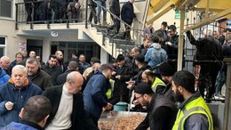 Depremzedeler için lokma dağıttılar