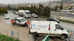 Kontrolden çıkan panelvan üst geçide çarparak durabildi, yaralılar var
