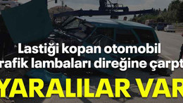 Lastiği kopan otomobil trafik lambaları direğine çarptı, yaralılar var